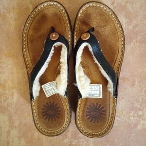 UGG black flat sandals made of leather, US size 5